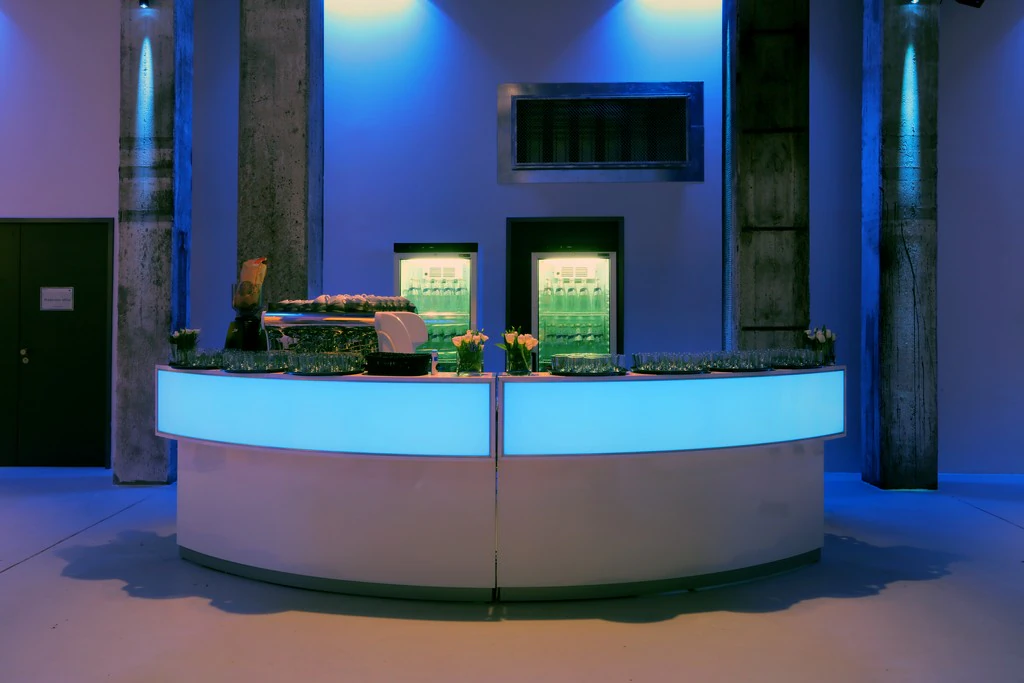 Bar 1/8 okrągły biały z białym blatem i nadstawką LED