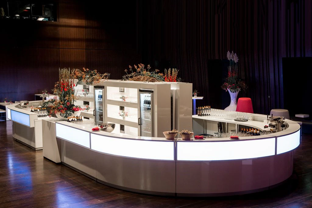 Bar 1/8 okrągły biały z białym blatem i nadstawką LED