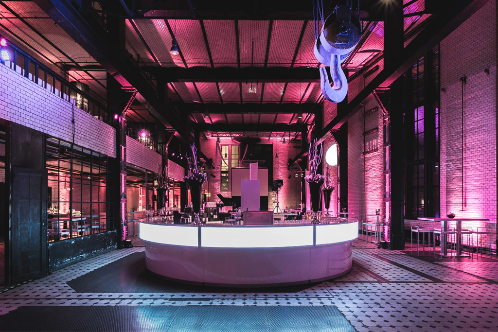 Bar 1/8 okrągły biały z białym blatem i nadstawką LED