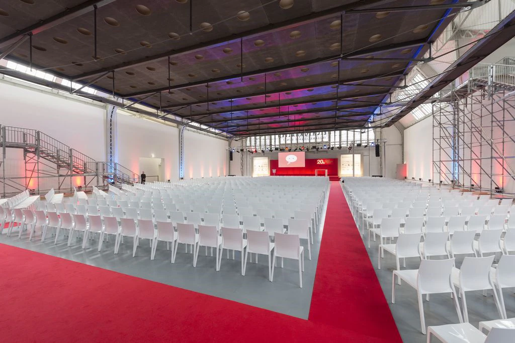 Czerwona wykładzina W2 m (sprzedaż na m²)