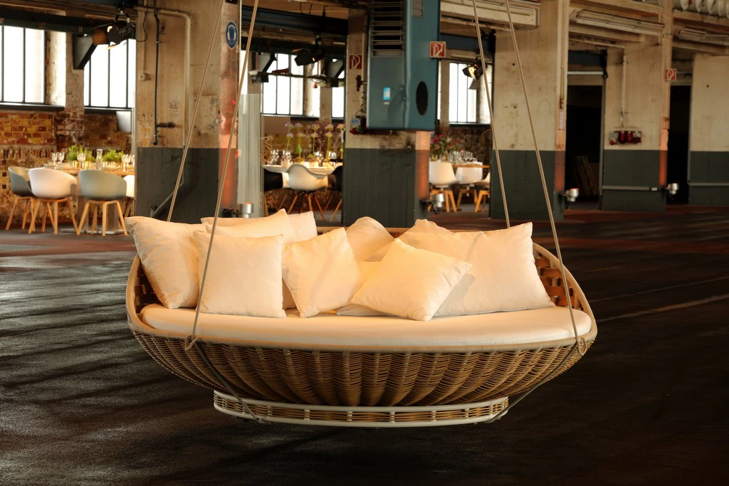 Dedon naturalna huśtawka Swingrest z zestawem poduszek biały