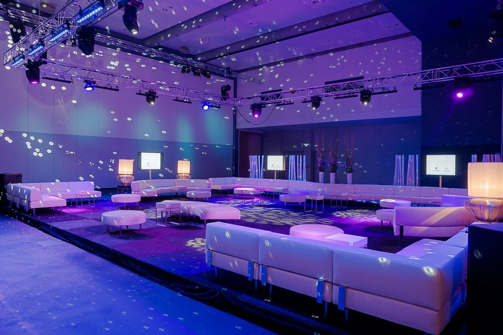 Endless jachtowa skórzana niski oparcie proste narożne siedzisko białe