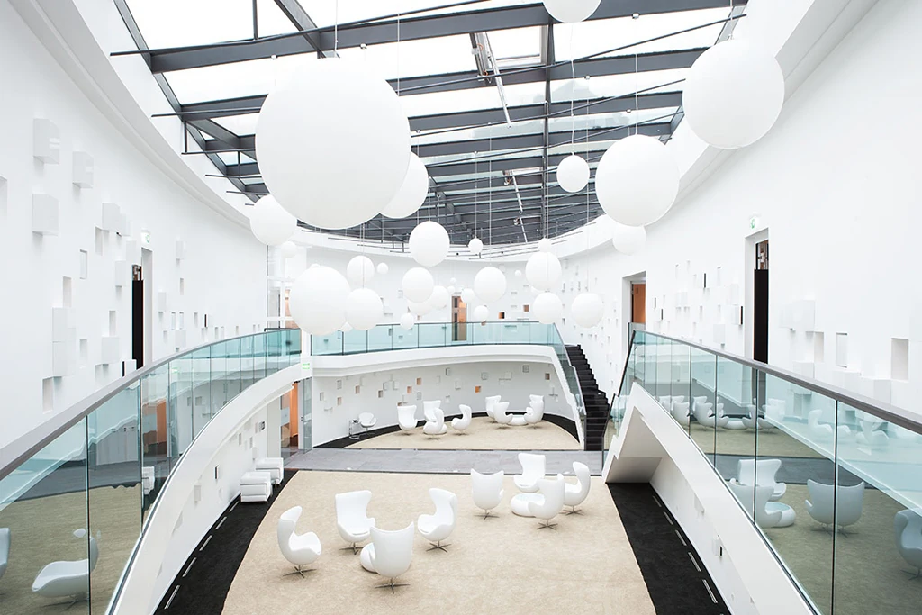 Fotel Egg lounge ze skóry jachtowej w kolorze białym W86×D79×H107 cm SH40 cm