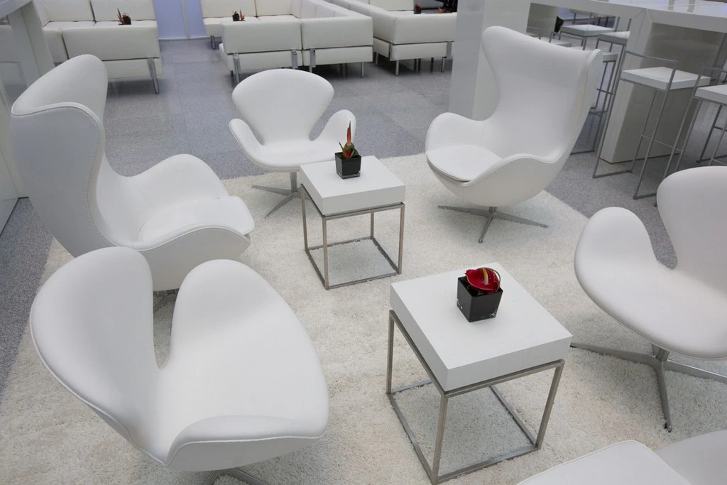 Fotel Egg lounge ze skóry jachtowej w kolorze białym W86×D79×H107 cm SH40 cm