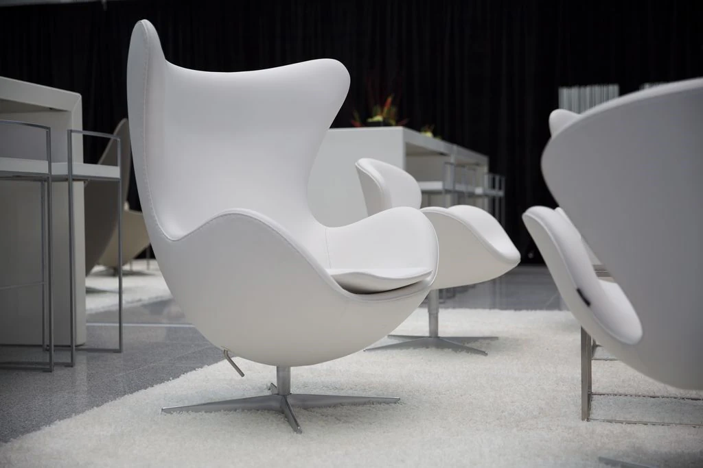 Fotel Egg lounge ze skóry jachtowej w kolorze białym W86×D79×H107 cm SH40 cm