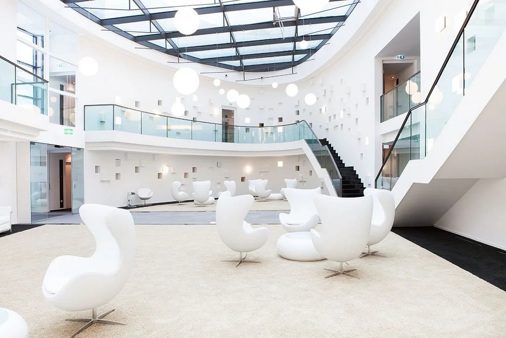 Fotel Egg lounge ze skóry jachtowej w kolorze białym W86×D79×H107 cm SH40 cm