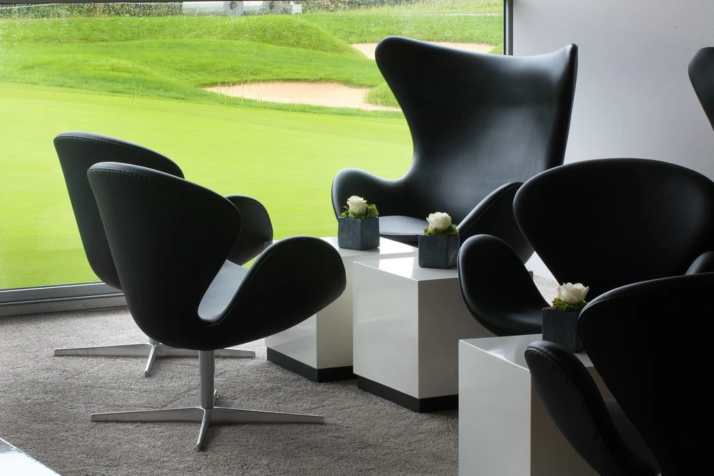 Fotel Egg lounge ze skóry jachtowej w kolorze czarnym W86×D79×H107 cm SH40 cm