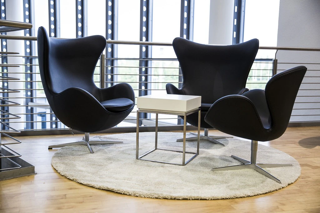 Fotel Egg lounge ze skóry jachtowej w kolorze czarnym W86×D79×H107 cm SH40 cm