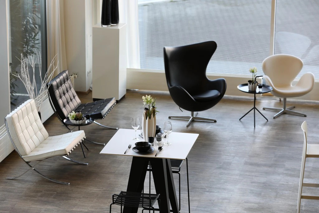 Fotel Egg lounge ze skóry jachtowej w kolorze czarnym W86×D79×H107 cm SH40 cm