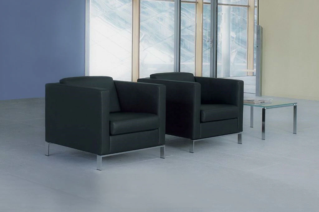 Fotel Foster 500 ze skóry jachtowej w kolorze czarnym W80×D80×H73 cm