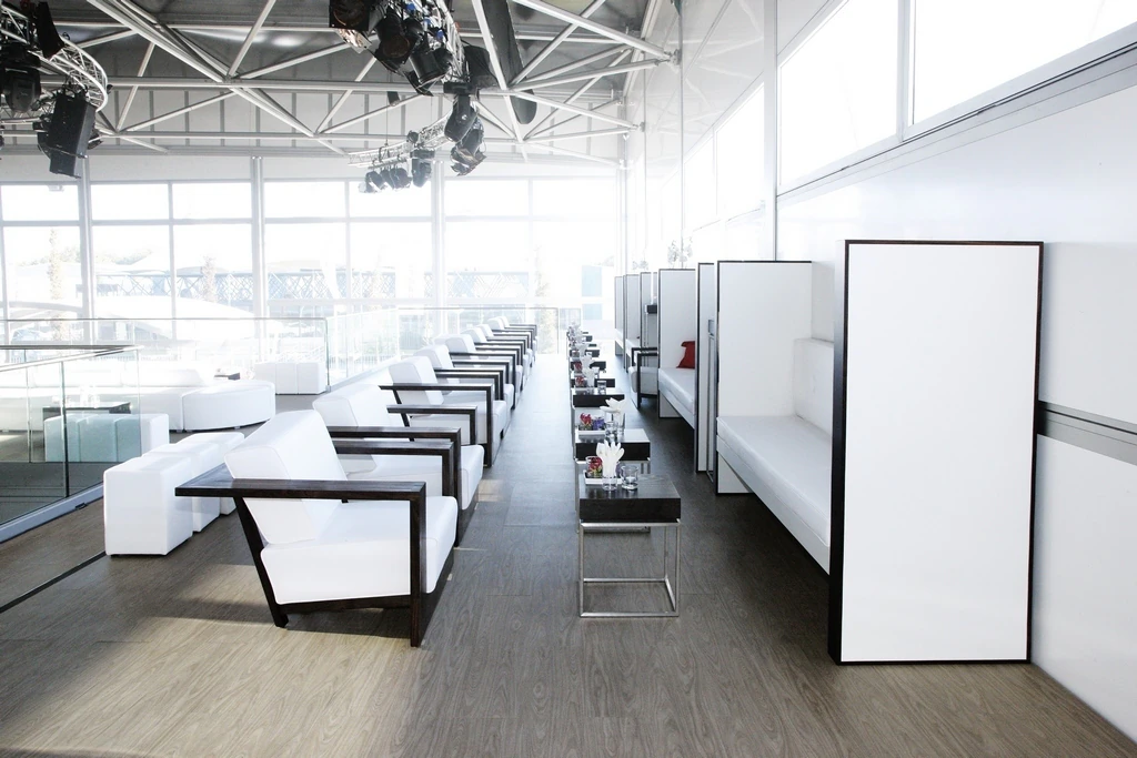 Fotel Palisander ze skóry z zestawem poduszek w kolorze białym