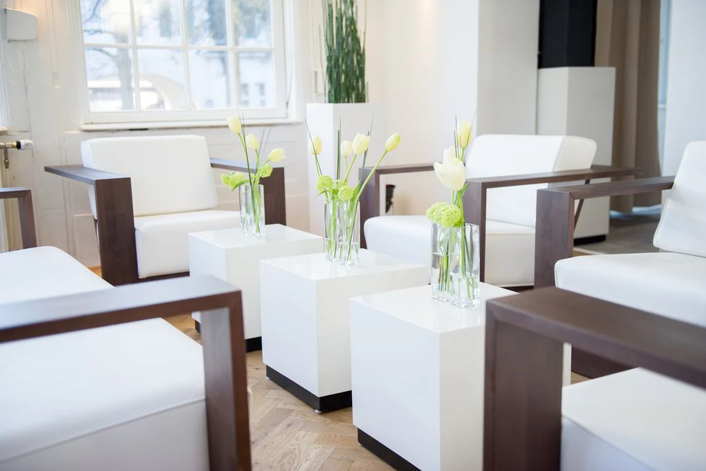 Fotel Palisander ze skóry z zestawem poduszek w kolorze białym