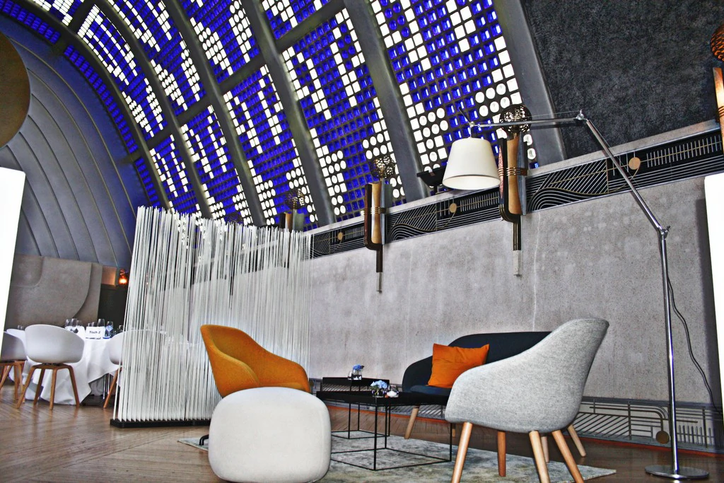 Fotel lounge About a Lounge AAL 82 tapicerowany szary/dąb