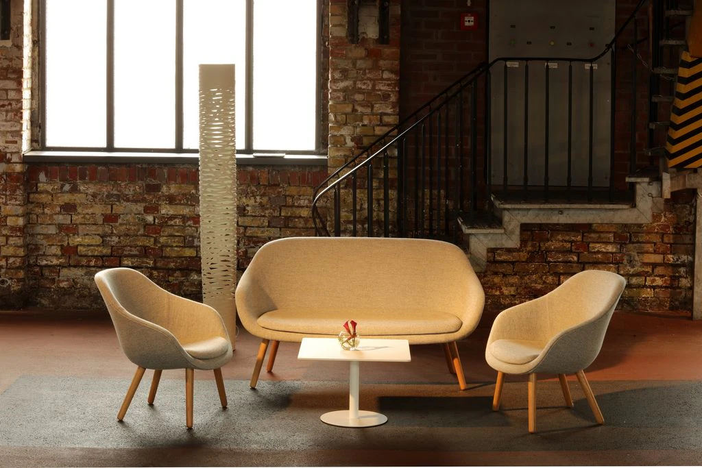 Fotel lounge About a Lounge AAL 82 tapicerowany szary/dąb