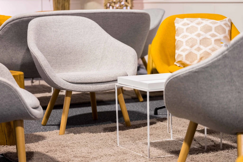 Fotel lounge About a Lounge AAL 82 tapicerowany szary/dąb