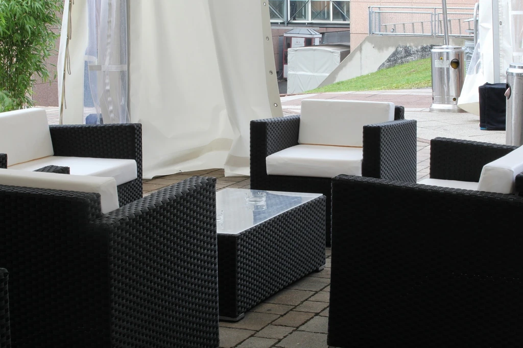 Fotel lounge Granada z czarną podstawą i kremowo-białymi poduszkami