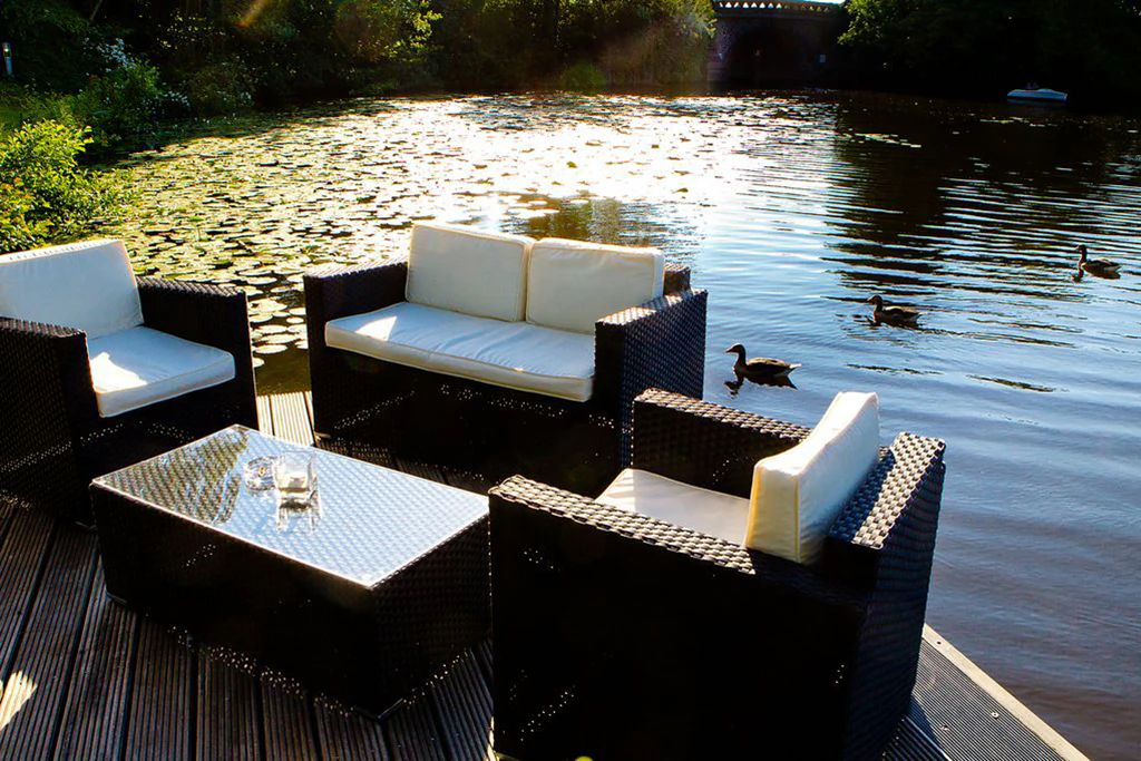 Fotel lounge Granada z czarną podstawą i kremowo-białymi poduszkami