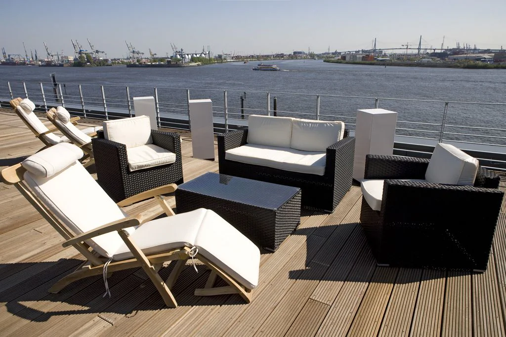 Fotel lounge Granada z czarną podstawą i kremowo-białymi poduszkami