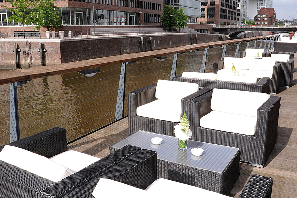 Fotel lounge Granada z czarną podstawą i kremowo-białymi poduszkami