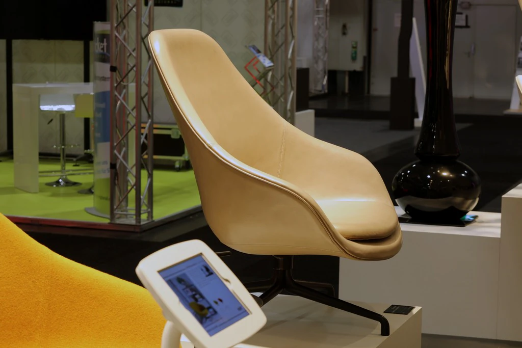 Fotel obrotowy About a Lounge AAL 91 jedwabisty jasnoszary/czarny