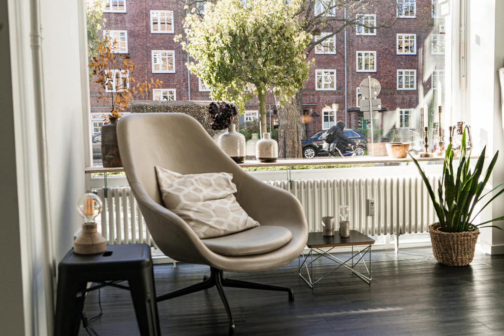 Fotel obrotowy About a Lounge AAL 91 jedwabisty jasnoszary/czarny