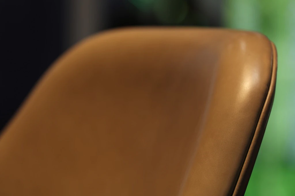 Fotel obrotowy About a Lounge AAL 91 jedwabisty jasnoszary/czarny