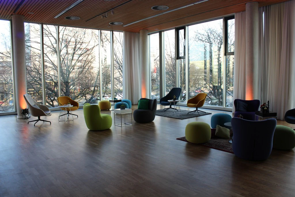 Fotel obrotowy About a Lounge AAL 91 jedwabisty jasnoszary/czarny