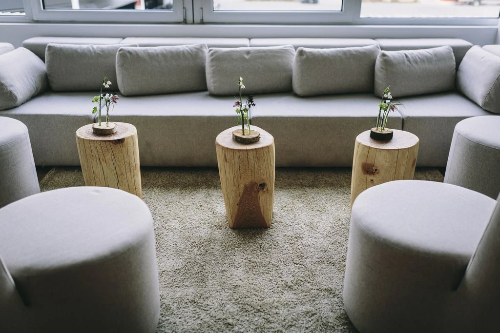 Krzesło Ovo z niskim oparciem szare/kremowe