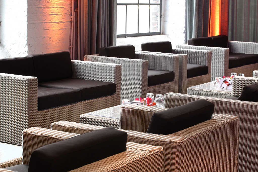 Ławka Granada lounge biała-szara podstawa