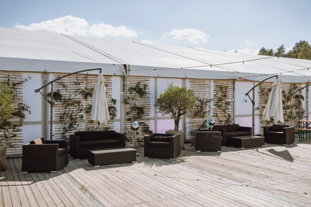 Ławka lounge Granada czarna z kawowo-brązowym siedziskiem