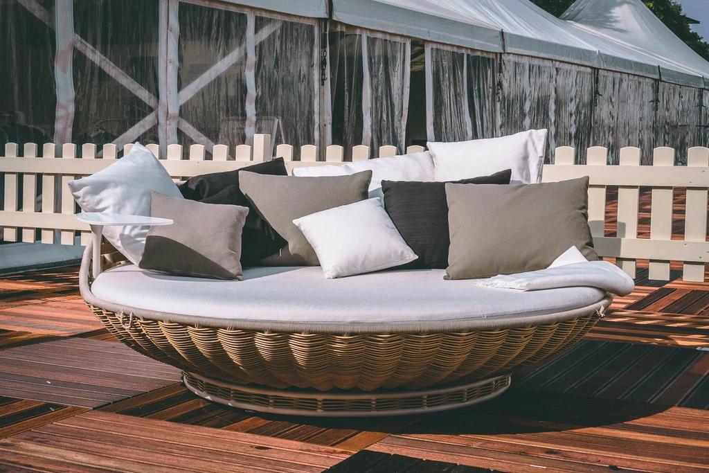 Leżanka stojąca Dedon naturalna z zestawem poduszek biały