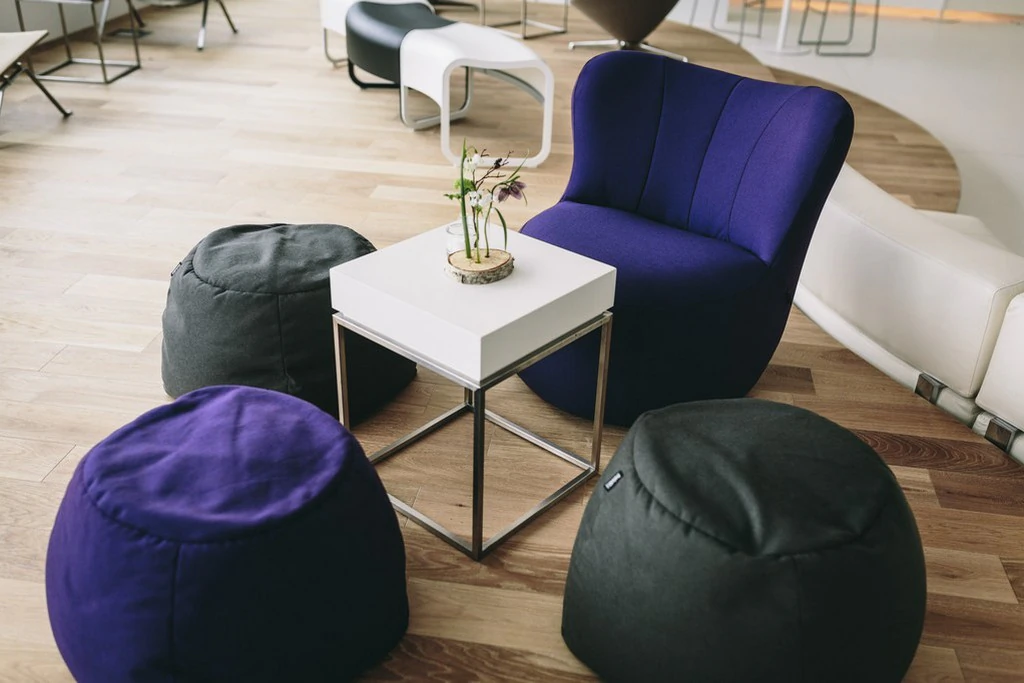 Pufa Freistil 173 w kolorze jeżynowym Ø50 cm SH37 cm