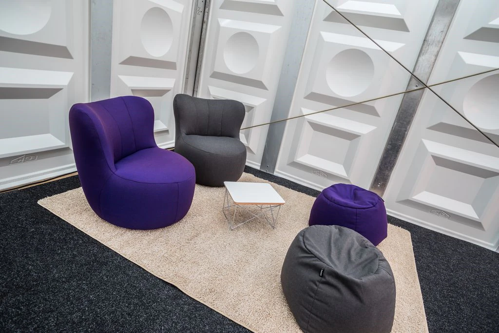 Pufa Freistil 173 w kolorze jeżynowym Ø50 cm SH37 cm