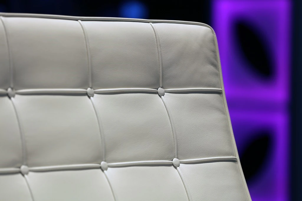 Skórzane krzesło Barcelona z białą poduszką W75×D76×H77 cm SH43 cm