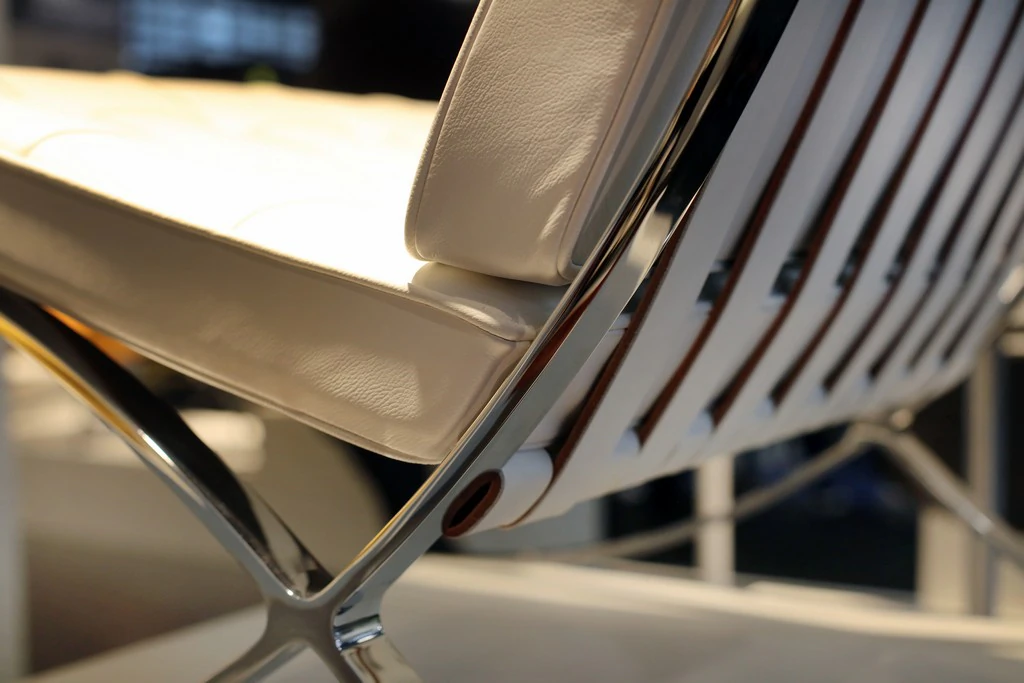 Skórzane krzesło Barcelona z białą poduszką W75×D76×H77 cm SH43 cm