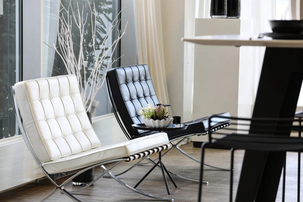 Skórzane krzesło Barcelona z czarną poduszką W75×D76×H77 cm SH43 cm