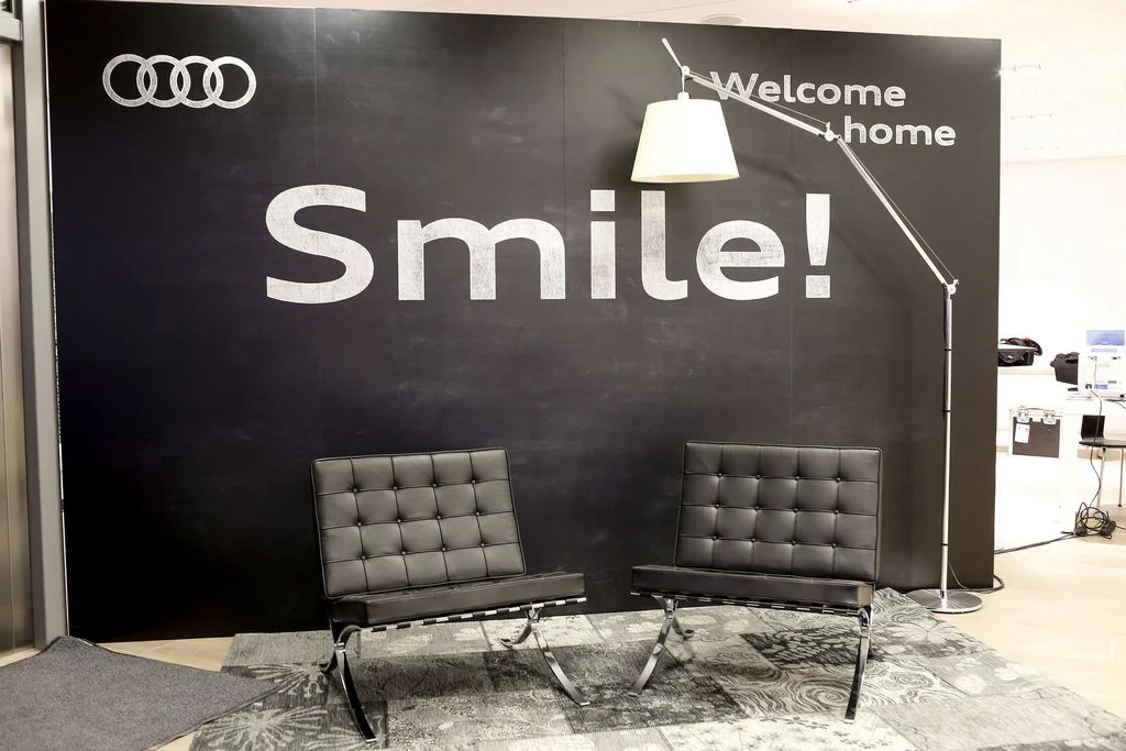 Skórzane krzesło Barcelona z czarną poduszką W75×D76×H77 cm SH43 cm