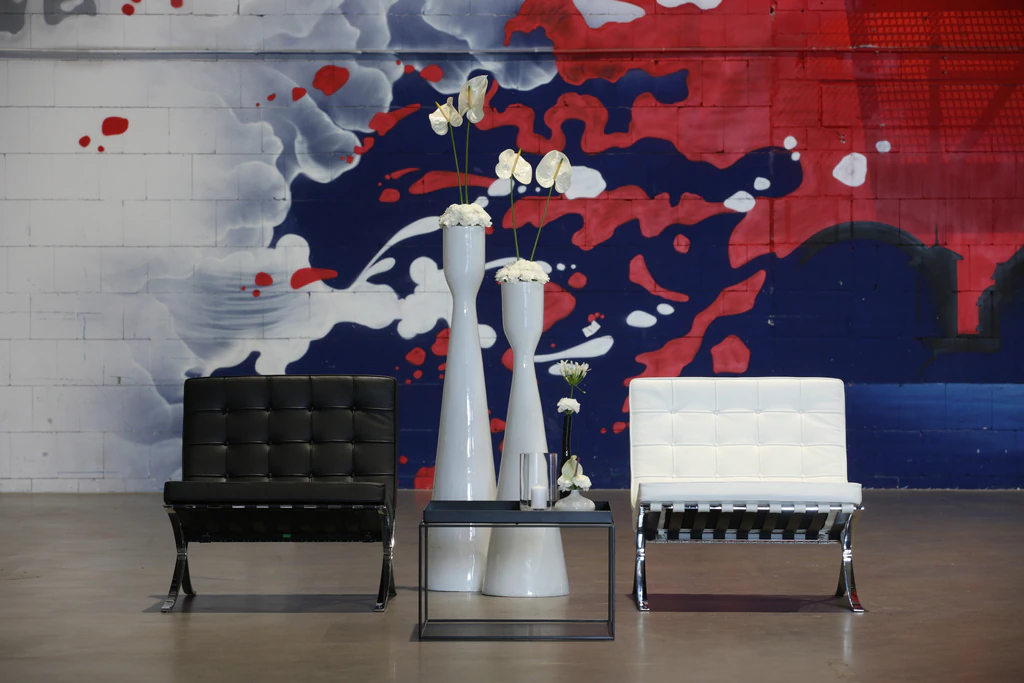 Skórzane krzesło Barcelona z czarną poduszką W75×D76×H77 cm SH43 cm