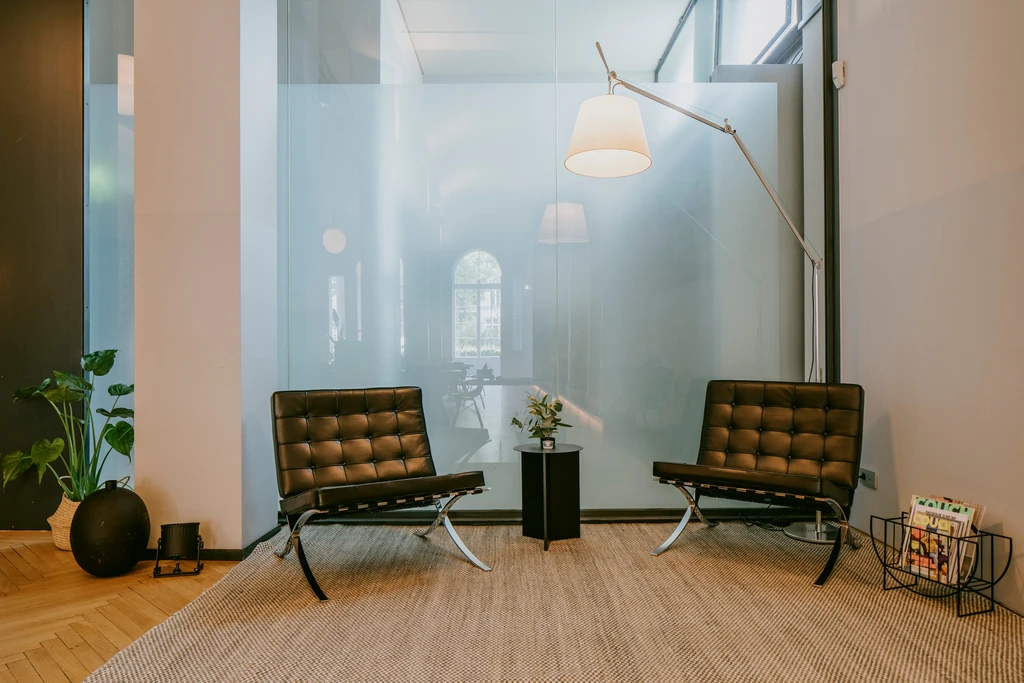 Skórzane krzesło Barcelona z czarną poduszką W75×D76×H77 cm SH43 cm