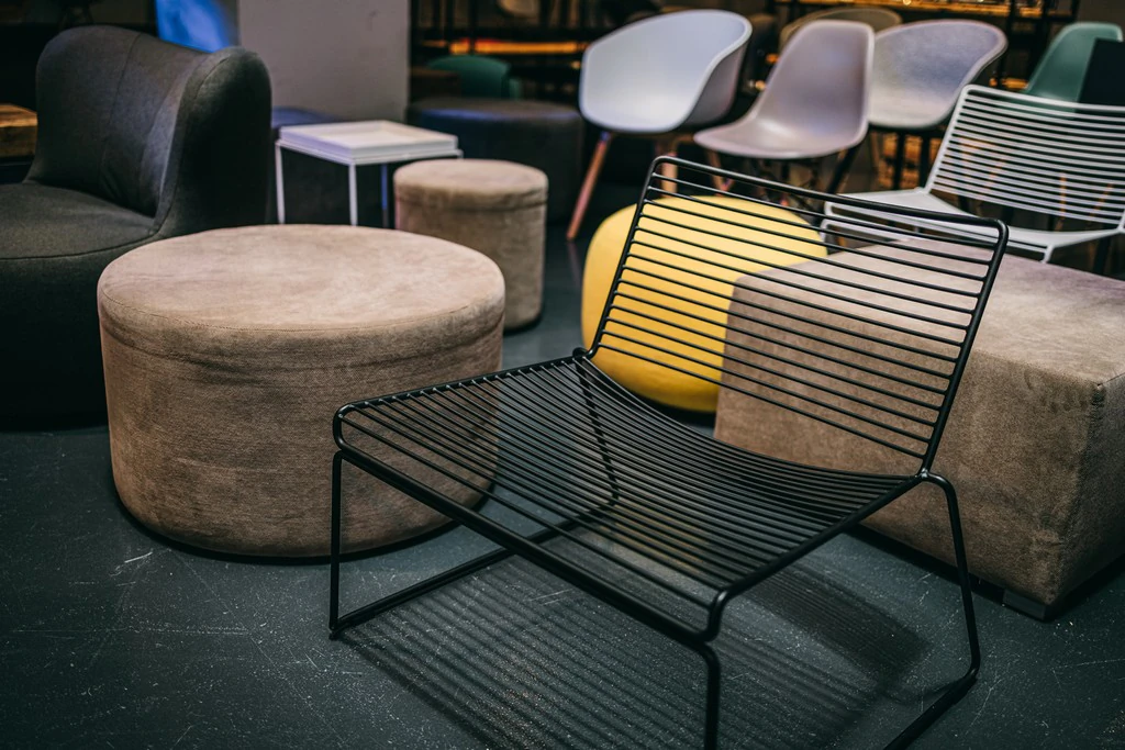 Stołek wypoczynkowy Montreal z tkaniny w kolorze taupe